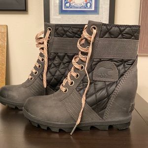 Sorel Lexie Wedge in excellent condition. Size 6. Slate. Runs tight - worn once.